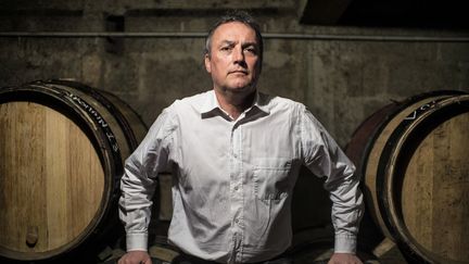 Le viticulteur bio Emmanuel Giboulot pose dans la cave de son domaine &agrave; Beaune (C&ocirc;te-d'or), le 24 f&eacute;vrier 2014. (JEFF PACHOUD / AFP)