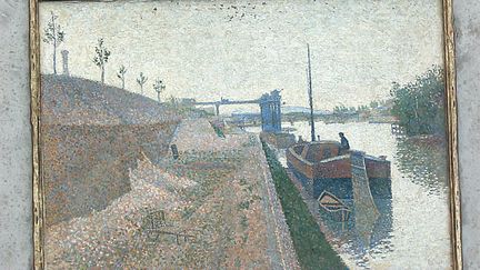 La ministre allemande de la Culture, Monika Grütters et&nbsp;Agnes Sevestre-Barbe, représentante de l'héritière, portent la toile&nbsp;Quai de Clichy. Temps Gris (opus 156), du peintre néo-impressionite Paul Signac.&nbsp; (WOLFGANG KUMM / DPA)