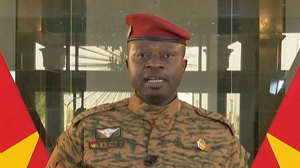 Le lieutenant-colonel Paul-Henri Sandaogo Damiba à la télévision officielle du Bukina Faso, le 27 janvier 2022. (RADIODIFFUSION TELEVISION DU BURKINA FASO / AFP)