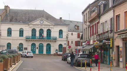 Lormes, dans la Nièvre, veut réconcilier les habitants historiques et les nouveaux. Le maire organise des rencontres, pour que chacun apprivoise ses différences.