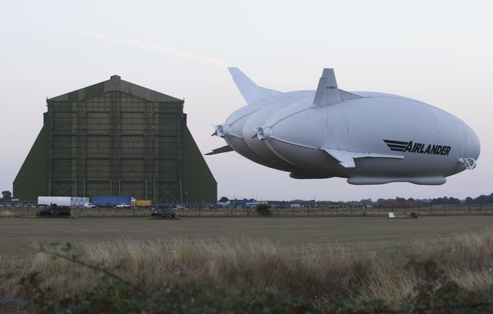 Le véhicule hybride Airlander 10, mercredi 17 août près de Bedford (Royaume-Uni), à côté du hangar où il a été conçu pendant deux ans, par la société&nbsp;Hybrid Air Vehicles. (JUSTIN TALLIS / AFP)