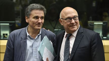 Le ministre des Finances grec,&nbsp;Euclide Tsakalotos, et le ministre des Finances fran&ccedil;ais, Michel Sapin, le 7 juillet 2015, &agrave; Bruxelles (Belgique). (JOHN THYS / AFP)