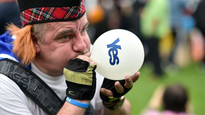 Un partisan du "oui" &agrave; l'ind&eacute;pendance, lors d'un rassemblement &agrave; Glasgow (Ecosse, Royaume-Uni), le 17 septembre 2014. (LEON NEAL / AFP)
