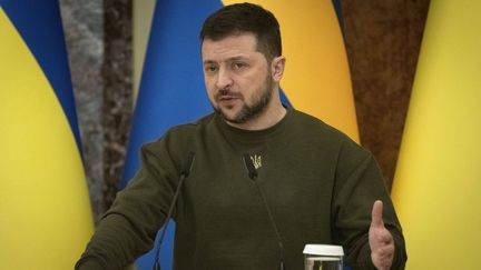 Le président ukrainien, Volodymyr Zelensky, lors d'une conférence de presse avec le Premier ministre suédois Ulf Kristersson, le 15 février 2023 à Kiev (Ukraine). (EFREM LUKATSKY / AP / SIPA)