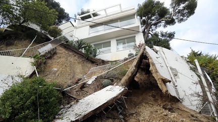 Une maison détruite par les intempéries à Nice (Alpes-Maritimes), le 25 novembre 2019. (VALERY HACHE / AFP)