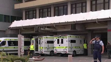 Un policier néozélandais devant un hôpital. (France 2)