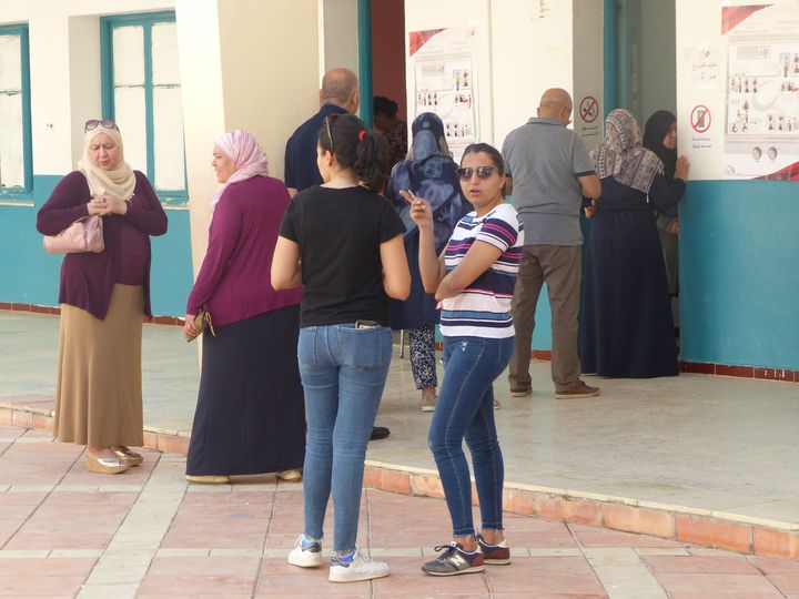 Dans la cour d'un centre de vote installé dans le lycée du&nbsp;quartier Elnasr II, près de Tunis, le 13 octobre 2019. En règle générale, les femmes accomplissent leur devoir électoral plus tard dans la journée que les hommes... (FTV - Laurent Ribadeau Dumas)