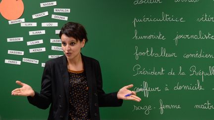 Najat Vallaud-Belkacem lors d'une visite sur le th&egrave;me des ABCD de l'&eacute;galit&eacute; dans une &eacute;cole primaire de Villeurbanne (Rh&ocirc;ne), alors qu'elle &eacute;tait ministre des Droits des femmes, le 13 janvier 2014. (PHILIPPE DESMAZES / AFP)