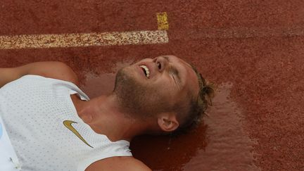 Kevin Mayer rincé mais heureux (NICOLAS TUCAT / AFP)