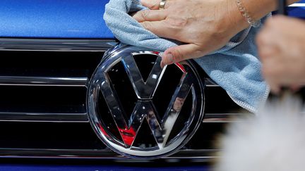 Un employé fait briller une voiture Volkswagen, le 30 septembre 2016, lors du salon de l'automobile.&nbsp; (BENOIT TESSIER / REUTERS)