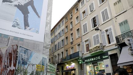 Le 12 rue des Feuillants, au mur orange, où une octogénaire est morte au 4e étage, le 3 décembre 2018, à Marseille. (MAXPPP)