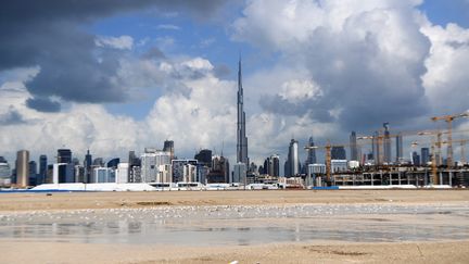 Des nuages au dessus de Dubaï. Photo d'illustration. (KARIM SAHIB / AFP)