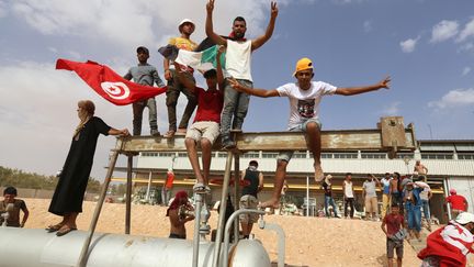 Des jeunes tunisiens manifestent contre le chômage devant l'installation d'hydrocarbures et de gaz d'el-Kamour, dans l'Etat de Tataouine, le 16 juillet 2020. (FATHI NASRI / AFP)