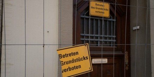 Des panneaux «entrée interdite» sur une maison abandonnée à Immigrath, dans l'ouest de l'Allemagne. (PATRIK STOLLARZ / AFP)