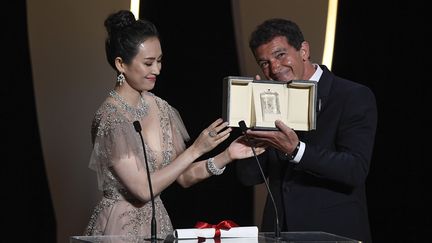 L'acteur Antonio Banderas récompensé pour sa performance dans&nbsp;Douleur et Gloire par l'actrice chinoise Zhang Ziyi (CHRISTOPHE SIMON / AFP)