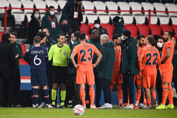 Les joueurs des deux clubs se réunissent autour de l'arbitre pour réclamer des explications, le 8 décembre 2020, au Parc des Princes, à Paris. (FRANCK FIFE / AFP)