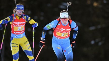 Justine Braisaz-Bouchet a pris la tête lors du troisième relais et les Françaises n'ont plus été rattrapées, le 14 janvier 2022 à Ruhpolding. (SVEN HOPPE / DPA / AFP)