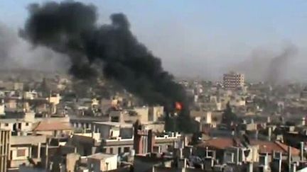 Une capture d'&eacute;cran d'une vid&eacute;o post&eacute;e sur le site YouTube le 11 juin 2012, montrant la ville de Homs (Syrie).&nbsp; (YOUTUBE / AFP)