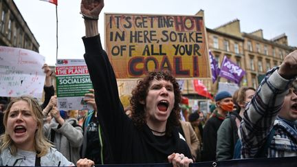 Des jeunes activistes&nbsp;manifestent pour réclamer des engagements plus forts des Etats pour le climat en marge de la COP26, à Glasgow (Ecosse, Royaume-Uni), le 5 novembre 2021. (BEN STANSALL / AFP)