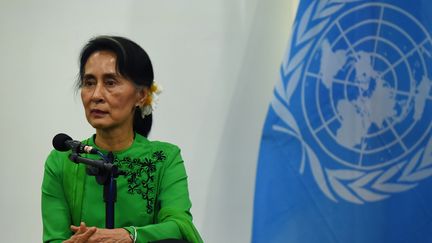 Aung San Suu Kyi&nbsp;répond à des journalistes lors d'une conférence de presse avec le secrétaire général de l'ONU, à&nbsp;Naypyidaw (Birmanie), le 30 août 2016. (ROMEO GACAD / AFP)