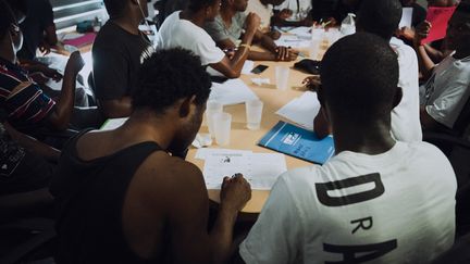 Des mineurs étrangers non accompagnés prennent des leçons de français à Paris, le 7 septembre 2023. (PAULINE TOURNIER / HANS LUCAS / AFP)