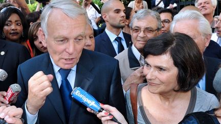 Jean-Marc Ayrault venu encourager sa ministre Marie-Arlette Carlotti pour les l&eacute;gislatives, &agrave; Marseille, le mercredi 30 mai 2012. (GERARD JULIEN / AFP)