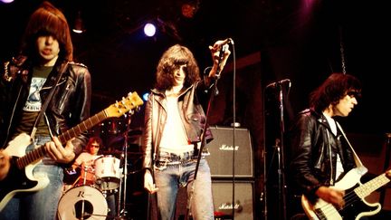 Les Ramones sur scène en 1977, avec Tommy à la batterie. Il laissera la place à Marky pour "Road To Ruin" en 1978.
 (Roberta Bayley / Redferns / Getty Images)