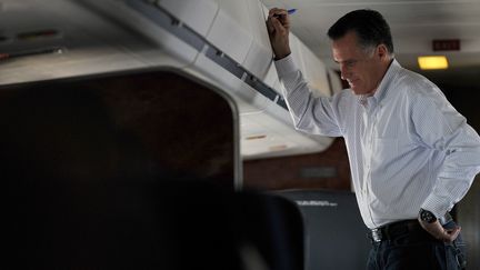 Le candidat r&eacute;publicain &agrave; la pr&eacute;sidentielle am&eacute;ricaine, Mitt Romney, dans un avion qui l'emm&egrave;ne &agrave; Las Vegas (Nevada), le 21 septembre 2012. (NICHOLAS KAMM / AFP)