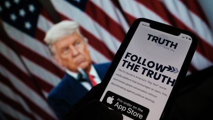 Evincé de Twitter, Facebook et YouTube après l'assaut du Capitole, l'ancien président Donald Trump va lancer son propre réseau social,&nbsp;grâce à l'aide d'investisseurs. (CHRIS DELMAS / AFP)