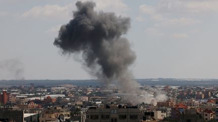 De la fumée après une frappe aérienne israélienne dans le sud de la bande de Gaza, le 17 octobre 2023. (SAID KHATIB / AFP)