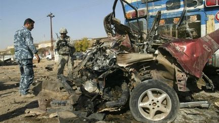 Les restes du véhicule ayant servi à un attentat à la voiture piégée à Kirkouk, dans le nord de l'Irak (25/08/2010) (AFP / Marwan Ibrahim)