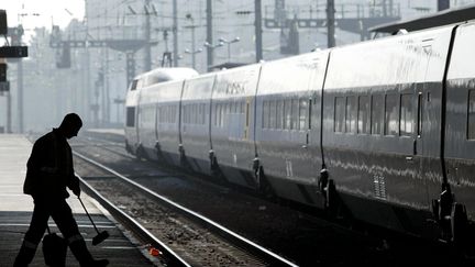 Un TGV en gare de Rennes, en mai 2004. (MAXPPP)