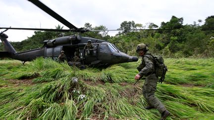 Des policiers colombiens de la lutte anti-drogue en opération en aout 2016&nbsp; (JOHN VIZCAINO / X02467)