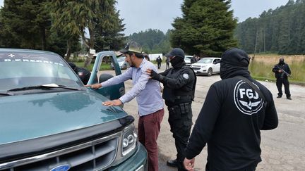 Des militaires et des policiers fouillent les véhicules à la recherche du Français qui avait été enlevé au sud ouest de Toluca dans le centre du Mexique, le 25 novembre 2019. (MARIO VAZQUEZ / AFP)