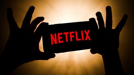 Le logo de la plateforme de streaming américaine Netflix s'affiche sur un téléphone mobile. (JAKUB PORZYCKI / NURPHOTO)