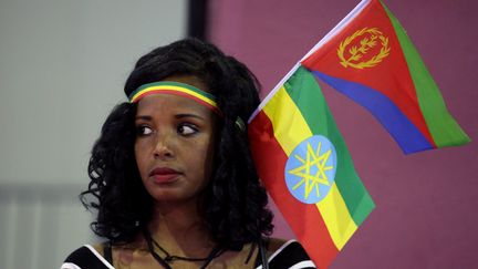 Cette jeune femme arborant les drapeaux éthiopien et érythréen fête à Addis Abeba l'accord de paix signé entre les deux pays en juillet 2018, après vingt ans d'hostilités. (TIKSA NEGERI / X03719)