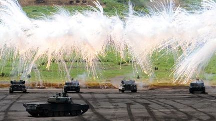 Des chars des Forces terrestres d’autodéfence japonaises lors d’un exercice annuel de tir réel à Gotemba, au pied du mont Fuji, dans la préfecture de Shizuoka, le 21 août 2012. (AFP PHOTO / Yoshikazu TSUNO)