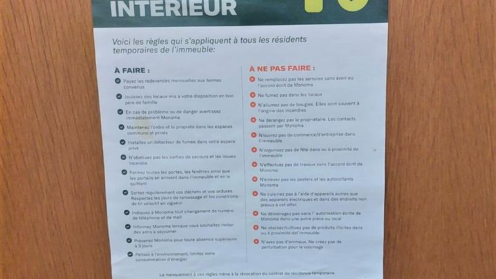 Le règlement intérieur de Monoma, affiché à l’intérieur des locaux gérés par l’entreprise à Nice, mars 2023. (AUDREY TRAVERE / RADIO FRANCE)