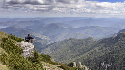 Le massif de Ceahlău est l'une des montagnes les plus célèbres de Roumanie. Il fait partie de la chaîne des monts Bistrița de la division des Carpates orientales, dans le comté de Neamț, en Moldavie roumaine. (Illustration) (PAUL BIRIS / MOMENT RF / GETTY IMAGES)