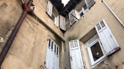 La façade sur cour d'un immeuble avenue Zoccola, dans le 15e arrondissement de Marseille, mardi 13 novembre 2018. (MATHILDE GOUPIL / FRANCEINFO)