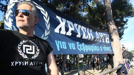 Un membre du parti n&eacute;onazi grec Aube dor&eacute;e assiste &agrave; une manifestation au sud de Thessalonique, le 26 avril 2012. (SAKIS MITROLIDIS / AFP)