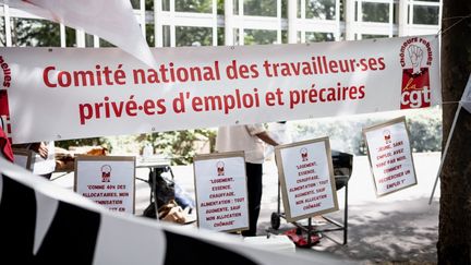 Une banderole du Comité national CGT des travailleurs privés d'emploi et précaires (CNTPEP-CGT) flotte devant le siège de l'Unédic, à Paris, le 27 juin 2023, à l'occasion d'un rassemblement contre le projet France Travail. (GAUTHIER BEDRIGNANS / HANS LUCAS / AFP)