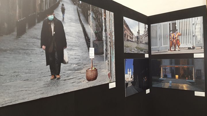 A gauche une photographie d’un vieil homme à Naples presque seul, à droite le pape seul sur la place Saint Pierre (BRUCE DE GALZAIN / RADIO FRANCE)