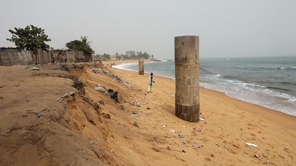 Selon une étude de 2019 de la Banque mondiale, le littoral ouest-africain regroupe près d’un tiers de la population de la région et génère 56% de son PIB. La dégradation des zones côtières coûterait au total 3,8 milliards de dollars, soit l’équivalent de 5,3% de leur PIB à ces pays.&nbsp;&nbsp; (LUC GNAGO / REUTERS)