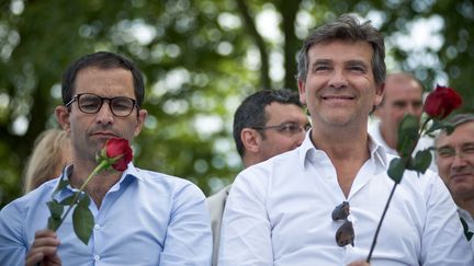 Benoît Hamon et Arnaud Montebourg, le 24 août 2014 à Frangy-en-Bresse (Saône-et-Loire). (NICOLAS MESSYASZ/SIPA)