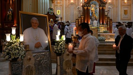 Un hommage rendu au pape émérite Benoît XVI dans une église de Malolos, aux Philippines, le 5 janvier 2022. (JAM STA ROSA / AFP)