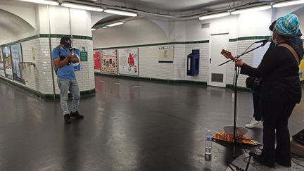 Une musicienne dans une station de métro parisien.&nbsp; (PHILIPPINE LOISEL / RADIO FRANCE)