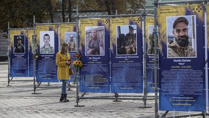 Les portraits de&nbsp;soldats ukrainiens morts au combat sont affichés pour la Journée des défenseurs, le 14 octobre 2022 à Kiev (Ukraine).&nbsp; (METIN AKTAS / ANADOLU AGENCY / AFP)