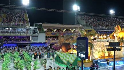 Le Carnaval de Rio, qui se termine le 17 février, a accueilli plus de 200 000 personnes. Dont de nombreux Français venus pour réaliser leur rêve de prendre part aux festivités.