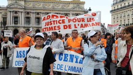 Manifestation de l'Association Andeva pour réclamer un grand procès pénal de l'amiante, le 10 octobre 2009 à Paris. (© AFP/BERTRAND GUAY)